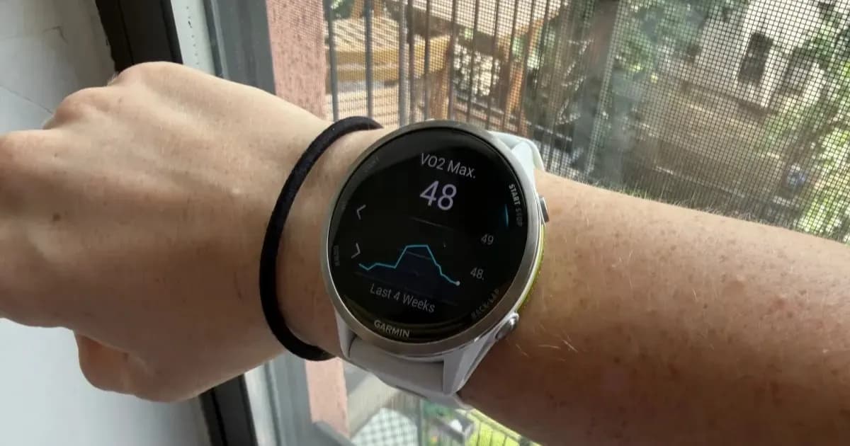 Ilustrasi jam tangan Garmin Forerunner menampilkan data VO2max yang menurun saat pelari beraktivitas di bawah terik matahari