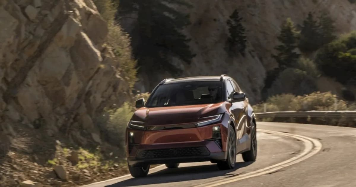 Toyota C-HR EV 2027 tampak samping dengan desain crossover-coupe