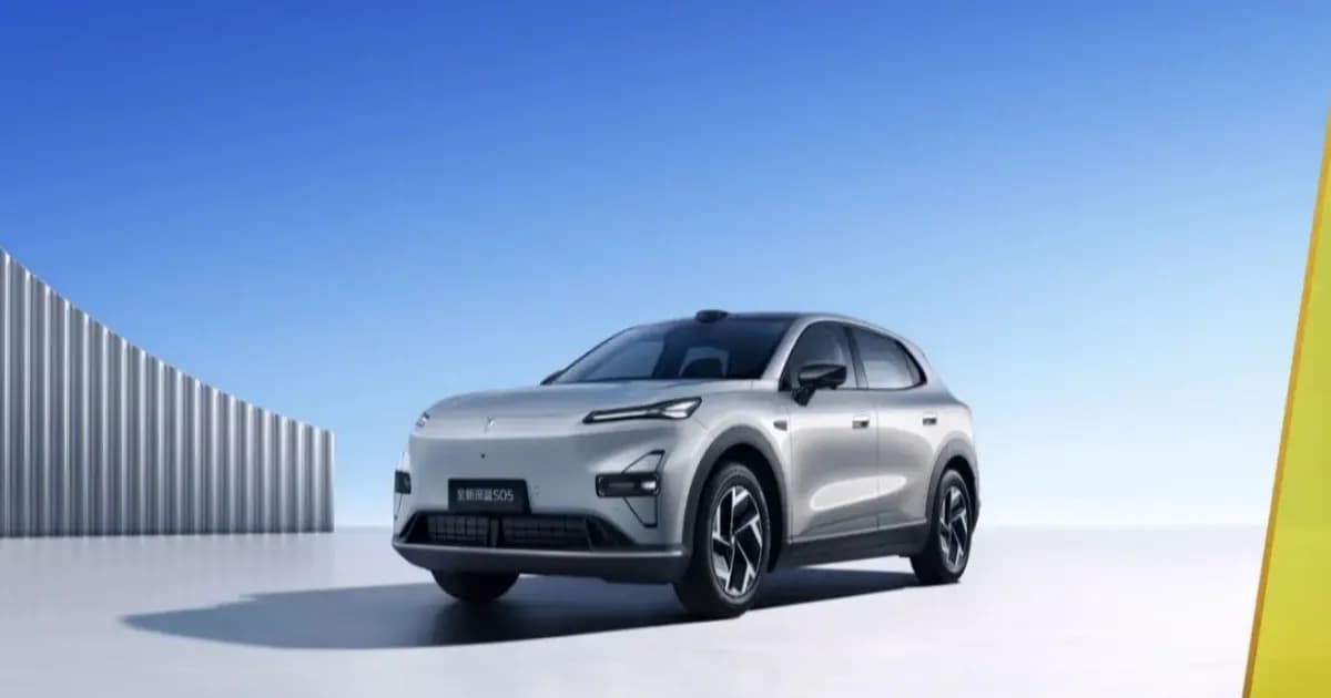 Deepal S05 versi refresh tampak depan dengan desain Interstellar Wing dan lampu Smart Wing
