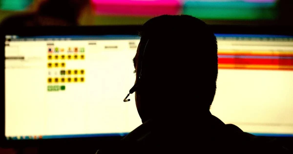 Foto operator layanan darurat yang kini dibantu sistem AI di New Orleans