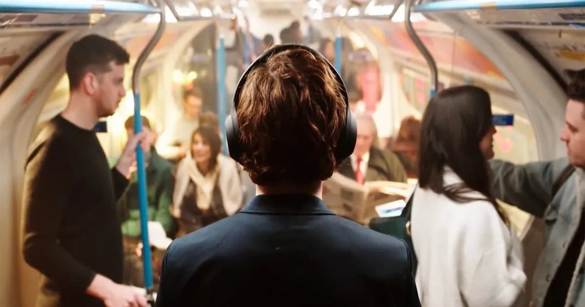 Sony WH-1000XM4 headphone noise-canceling dengan desain foldable
