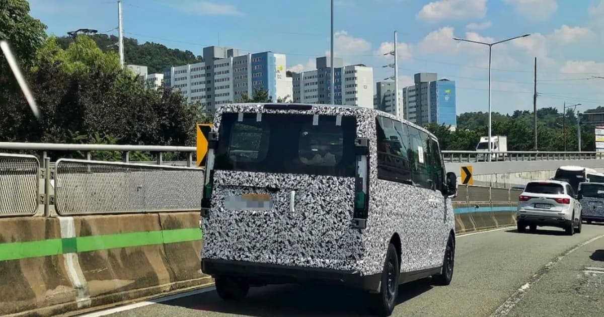 Kia PV7 prototipe dengan kamuflase minim di jalan umum