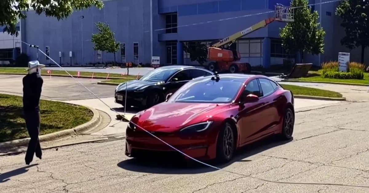 Ilustrasi pengujian sistem pengereman darurat Tesla dengan dummy pejalan kaki di lintasan uji