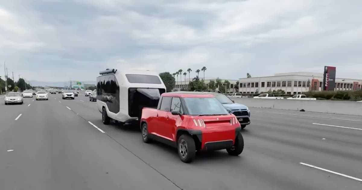 Truk listrik Telo MT1 sedang menarik trailer