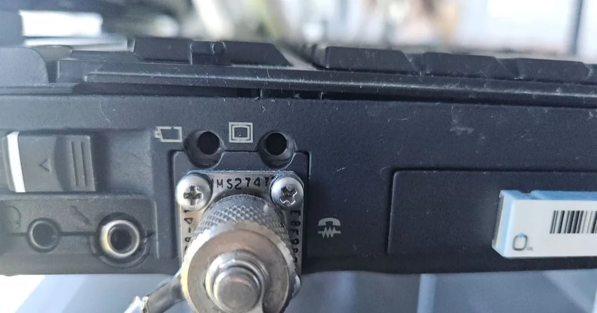 Close-up port cannon plug pada laptop NASA yang dimodifikasi untuk ISS