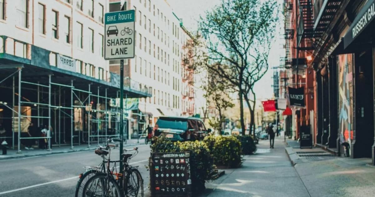 Ilustrasi sepeda listrik di jalanan Kota New York