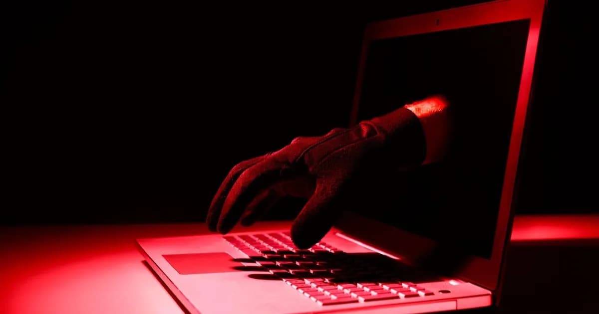 Ilustrasi tangan menembus layar laptop menggambarkan penipuan startup AI di industri venture capital