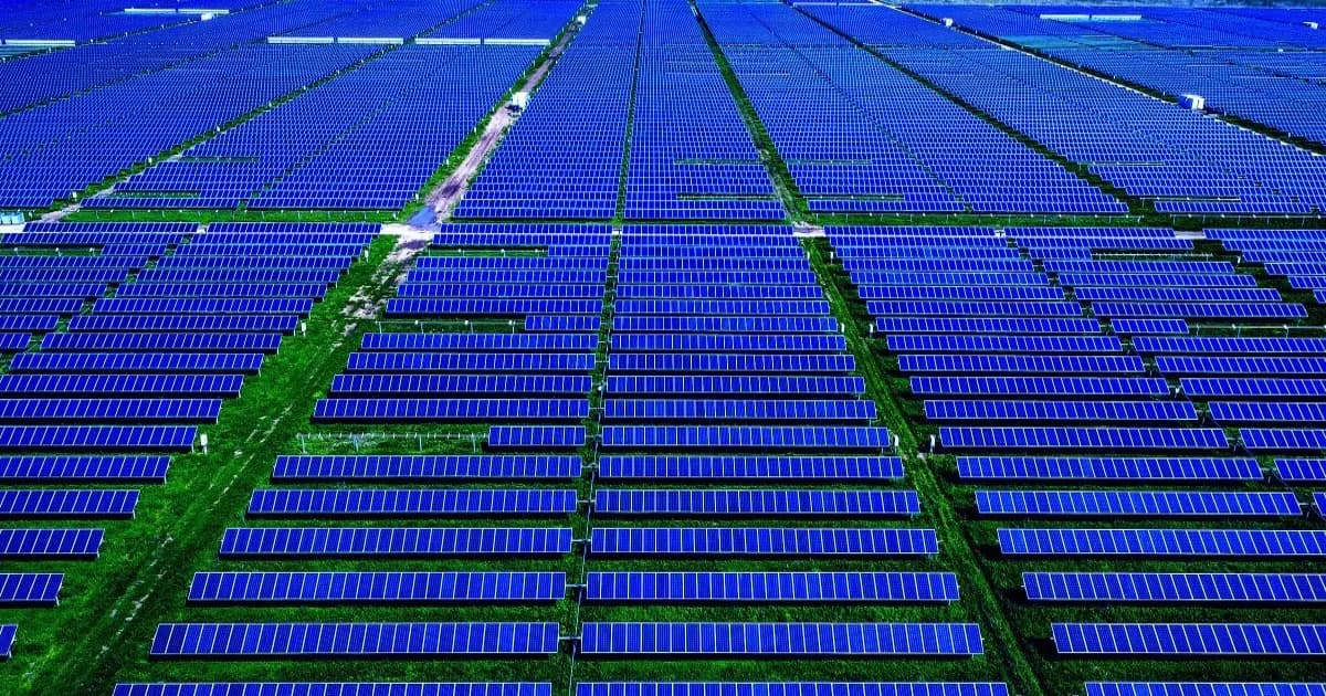 Ladang panel surya di Texas dengan langit cerah