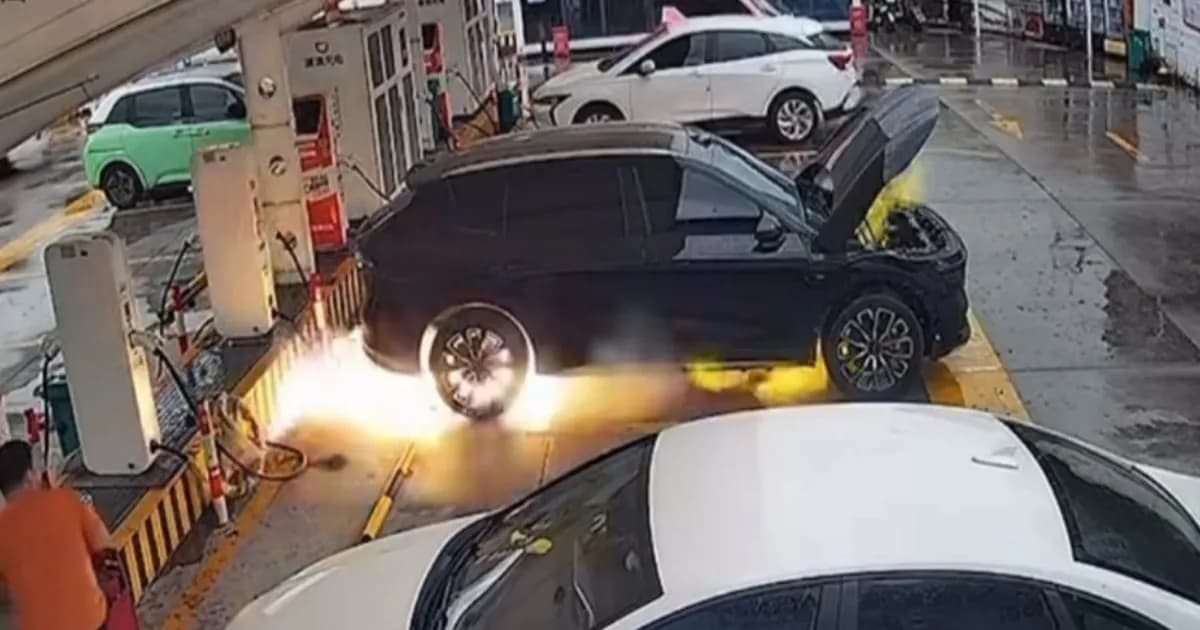 Zeekr 7X terbakar di dekat stasiun pengisian daya di Ningbo China