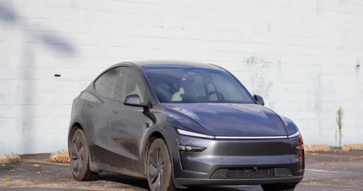 Ilustrasi mobil Tesla di jalan raya California dengan latar program rebate MyFirstEV