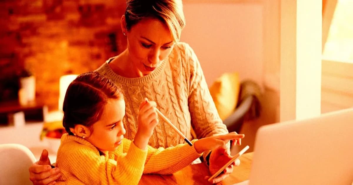Ilustrasi orangtua dan anak menggunakan smartphone untuk akses materi homeschooling dengan AI