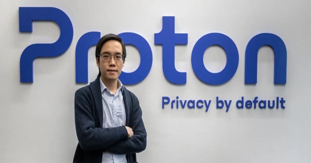 Ilustrasi logo Proton di kantor pusat perusahaan di Jenewa, Swiss