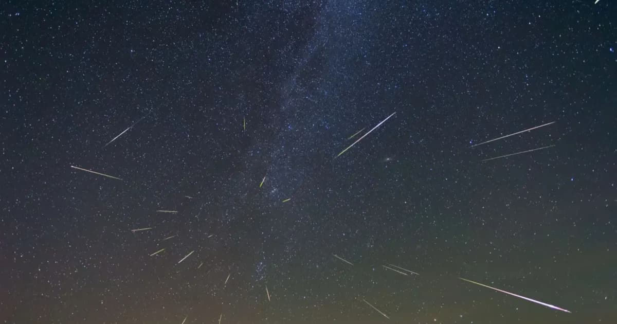 Hujan meteor Perseids melintasi langit malam yang gelap pada Agustus 2026