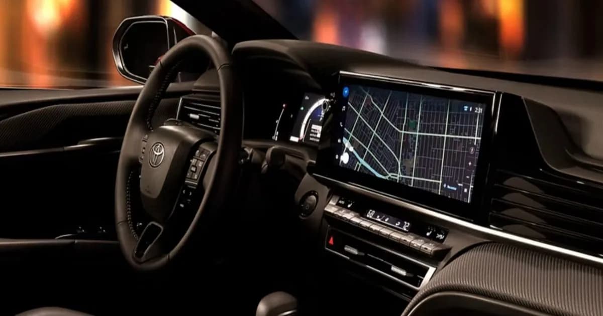 Toyota Camry Hybrid 2026 dengan dashboard digital yang mengalami recall
