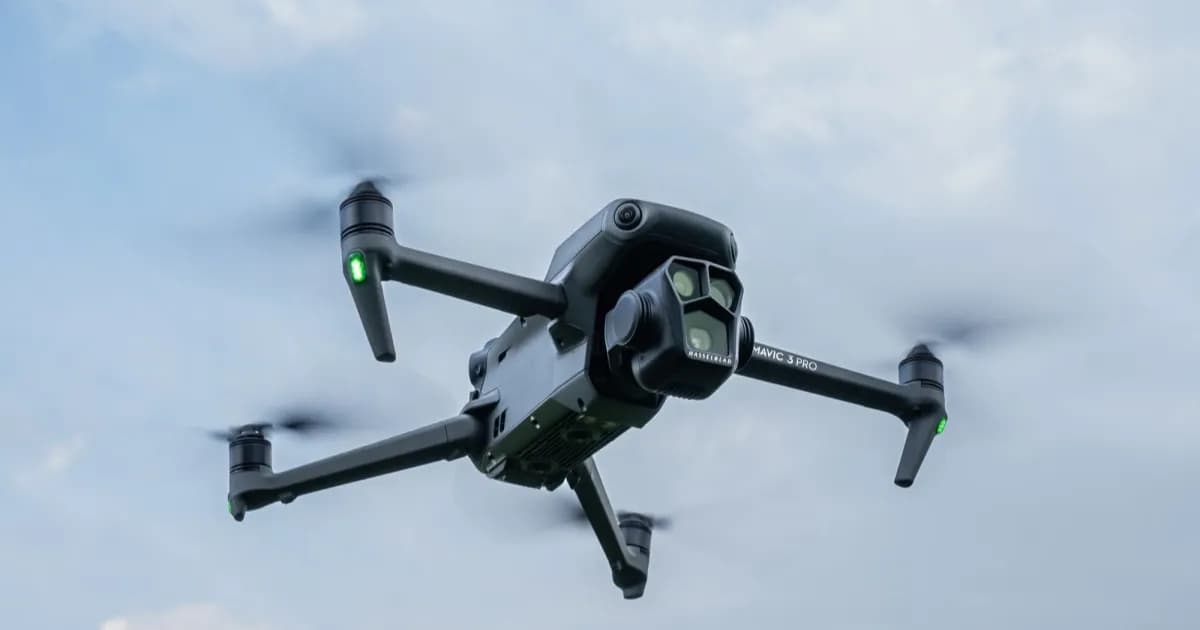 Ilustrasi drone militer terbang di area operasi dengan latar langit mendung