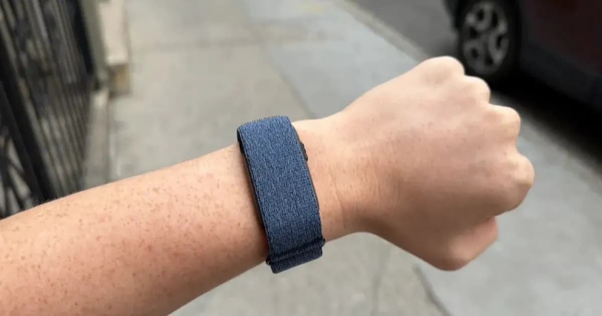 Garmin Cirqa smart band tanpa layar dengan gelang kain hitam