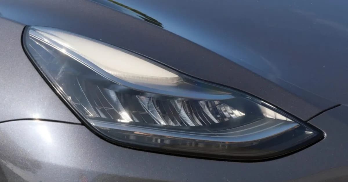 Lampu depan Tesla Model Y yang bermasalah karena melebihi batas kecerahan maksimum