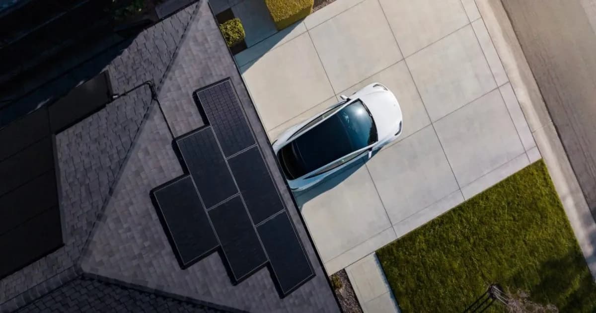 Ilustrasi pemasangan panel surya Tesla untuk proyek Crystal Sun di Texas