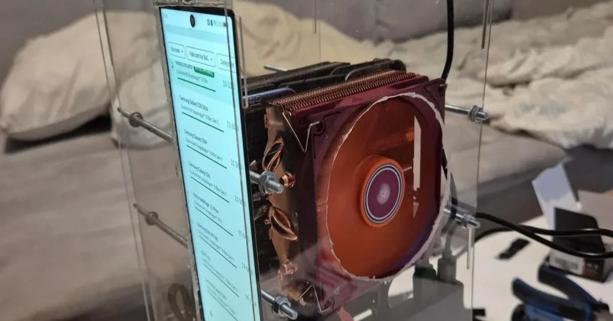 Nubia Z70 Ultra dimodifikasi menjadi PC desktop dengan dua CPU cooler, tampilan depan menunjukkan layar di bagian depan casing