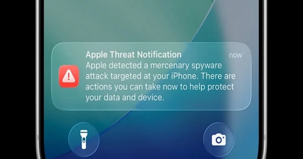 Notifikasi peringatan spyware Apple di layar kunci iPhone yang menampilkan pesan deteksi serangan