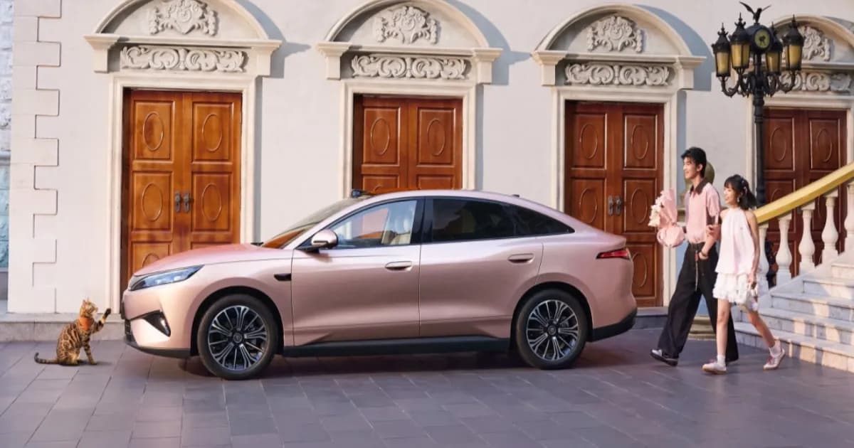 BYD Qin Max tampak depan dengan desain sedan elegan lini Dynasty