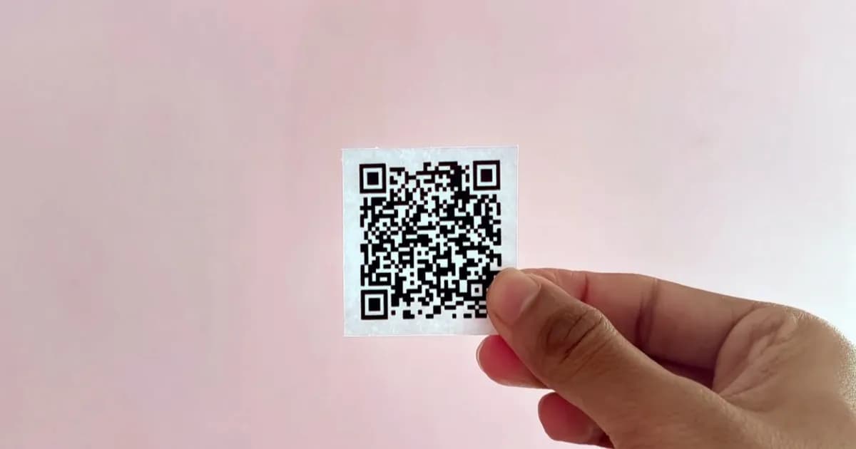 Maker mengompres lagu 2.9MB seribu kali dengan codec AI Meta dan mencetaknya di kertas sebagai delapan kode QR