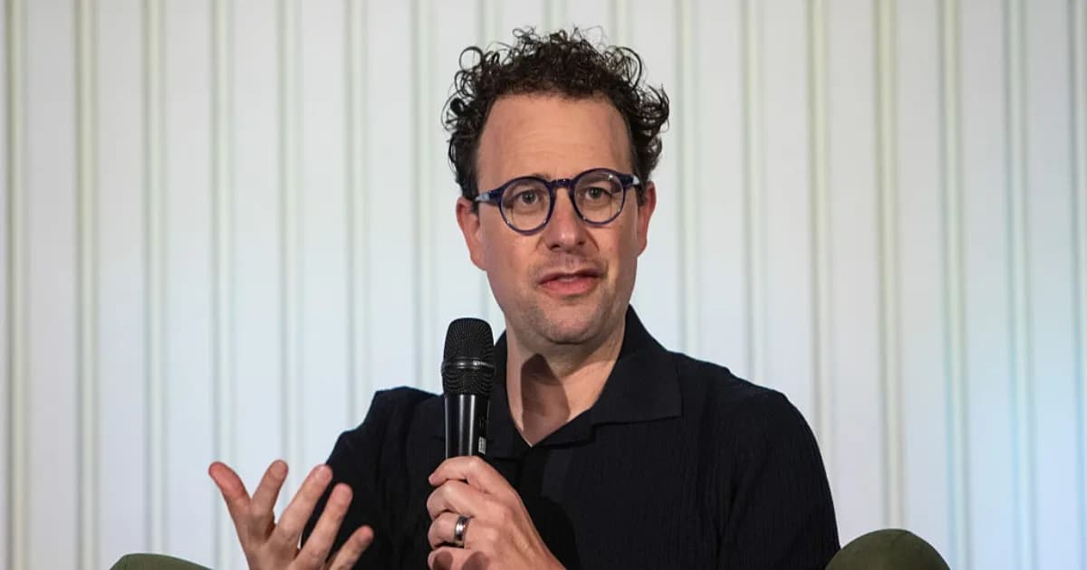 Dario Amodei CEO Anthropic berbicara dalam konferensi teknologi