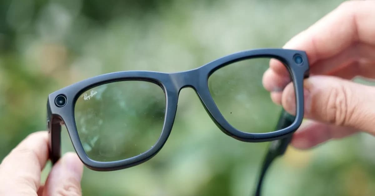 Ilustrasi kacamata pintar Meta Ray-Ban dengan teknologi facial recognition untuk merekam momen secara otomatis