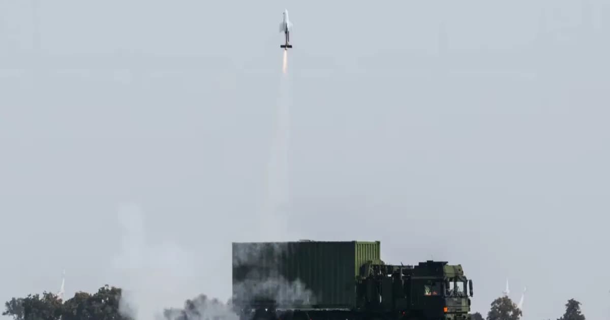 Sistem peluncur drone FV-014 Rheinmetall yang terpasang pada truk HX dalam uji coba peluncuran bergerak di Cochstedt, Jerman