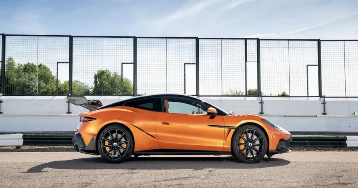 Supercar listrik Denza Z dari BYD berdampingan dengan Porsche 911 di lintasan