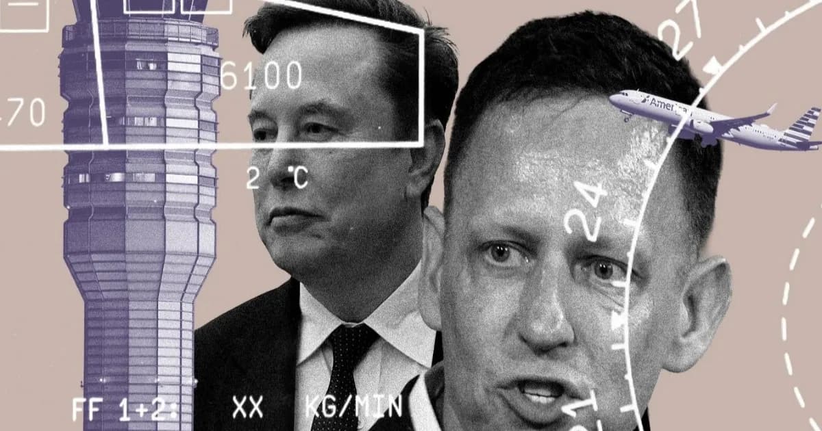 Petugas pengatur lalu lintas penerbangan memantau layar radar di pusat kontrol FAA