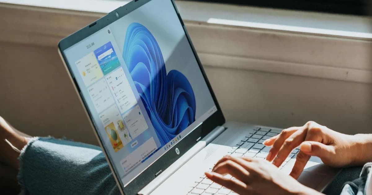 Ilustrasi laptop dengan logo Windows 10 di layar