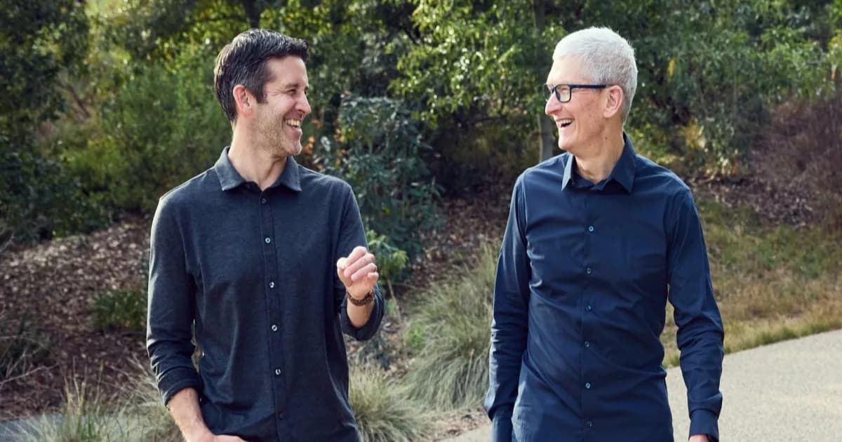 John Ternus dan Tim Cook di depan logo Apple