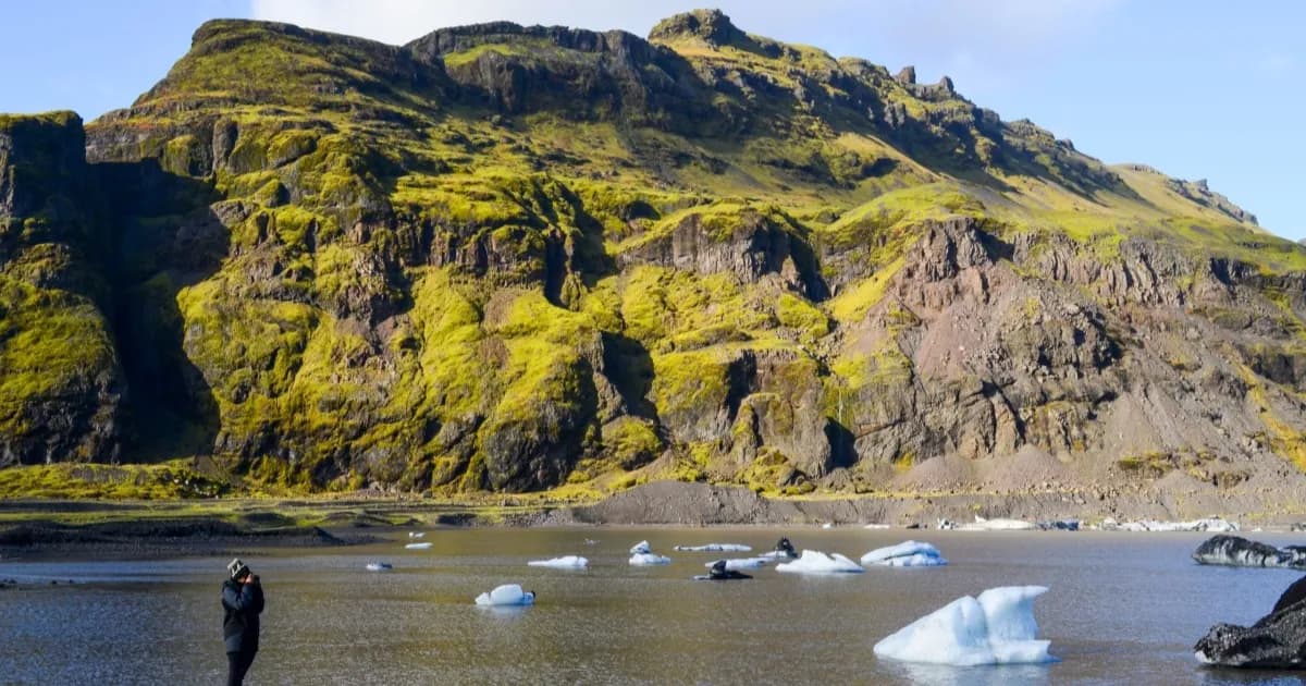 Fotografer mengambil gambar lanskap Islandia dengan kamera mirrorless