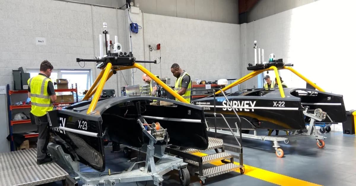 Kapal permukaan nirawak XOCEAN sedang dirawat teknisi di Rathcor Tech Centre