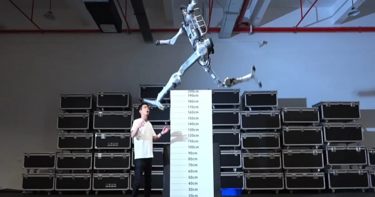 Robot humanoid Unitree Superman melompat tinggi di lintasan lari