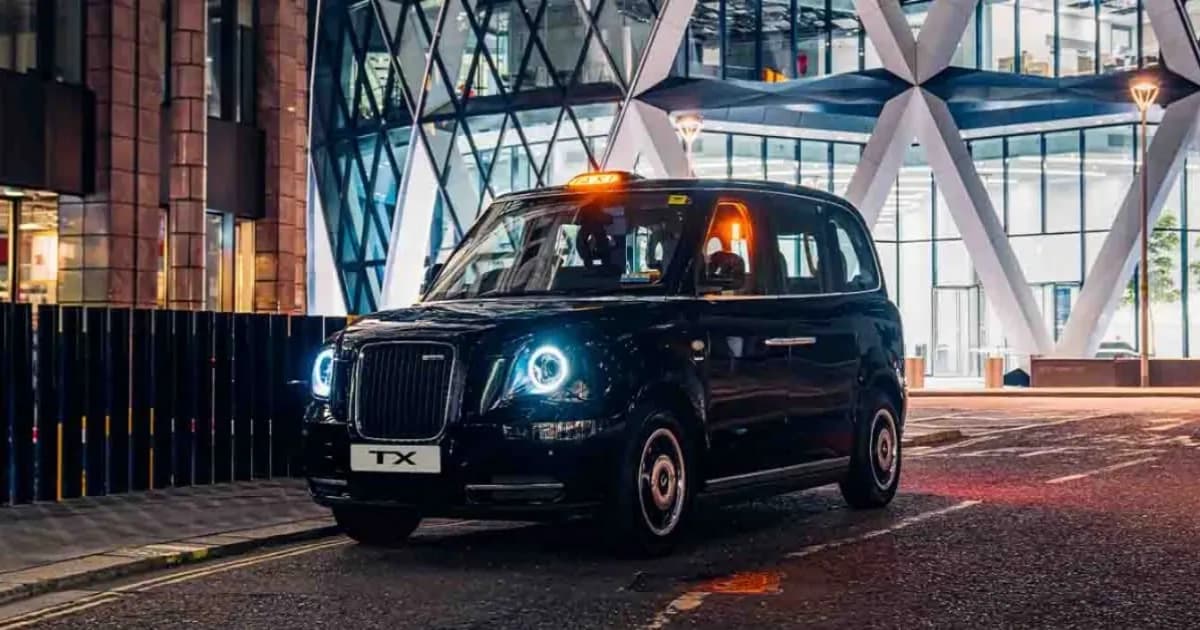 Taksi listrik London melintas di jalan kota London