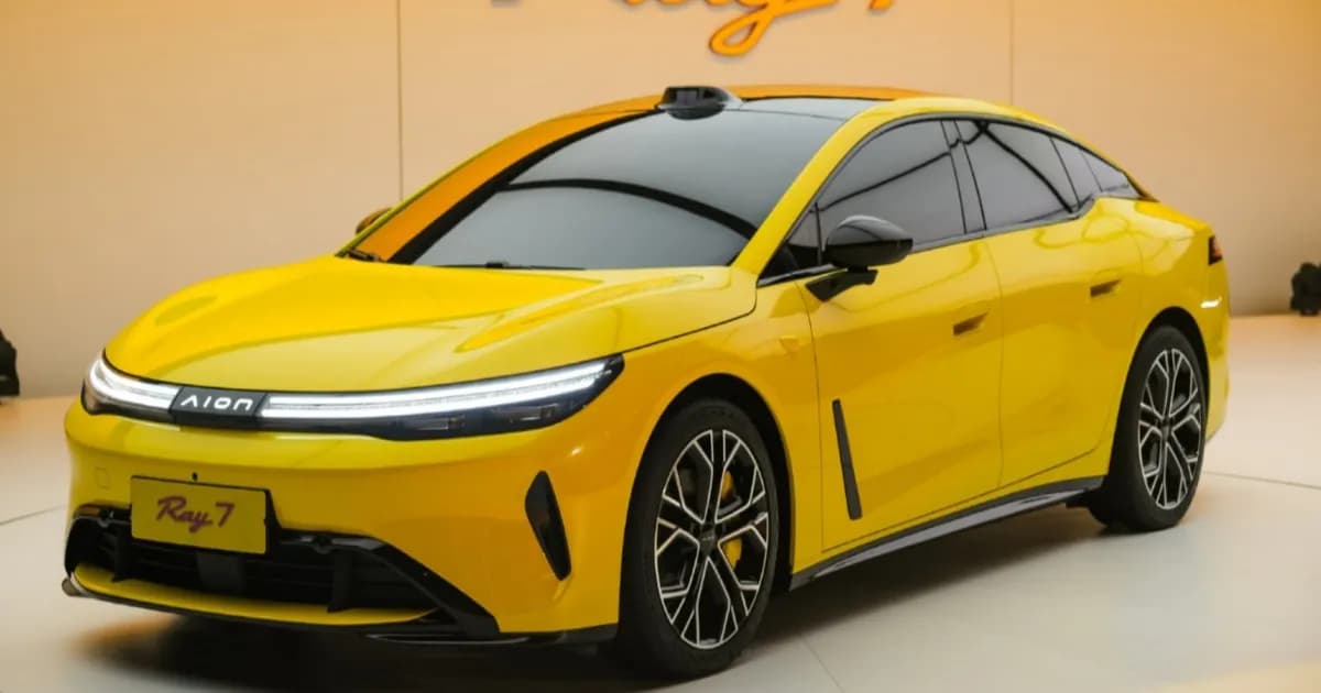 GAC Aion Ray 7 sedan listrik dengan desain fastback dan lampu memanjang khas Aion