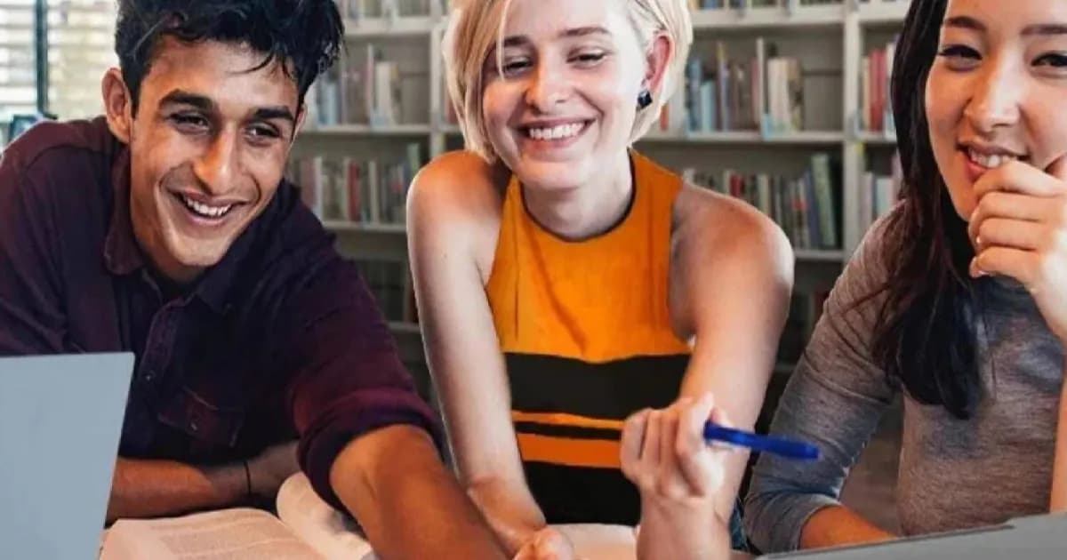 Ilustrasi siswa belajar dengan buku dan laptop di perpustakaan