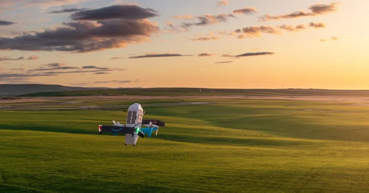 Drone pengiriman Amazon Prime Air terbang di atas kolam renang