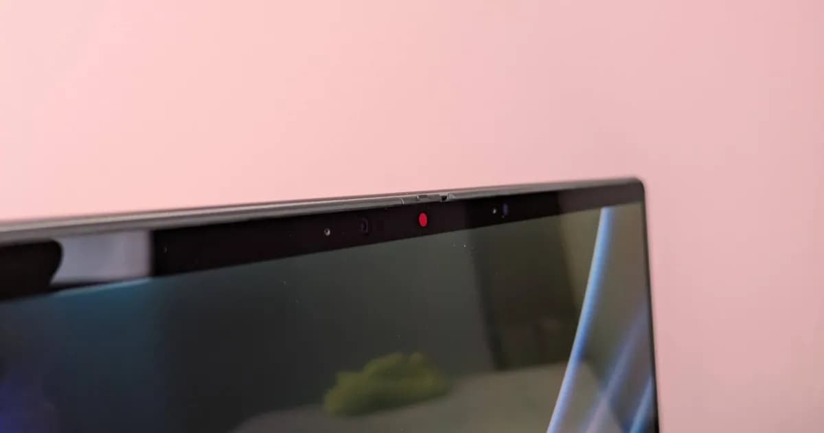 Ilustrasi pengaturan privasi kamera dan mikrofon per aplikasi di Windows 11