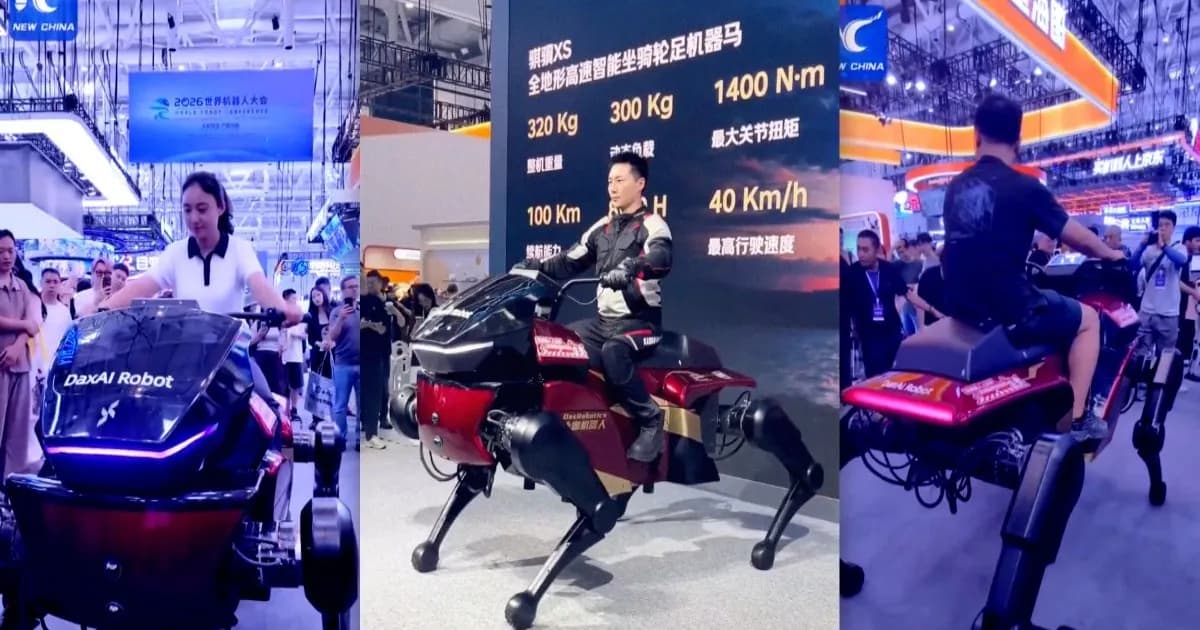 Pengunjung menunggangi robot kuda DaxAI di World Robot Conference 2026 Beijing