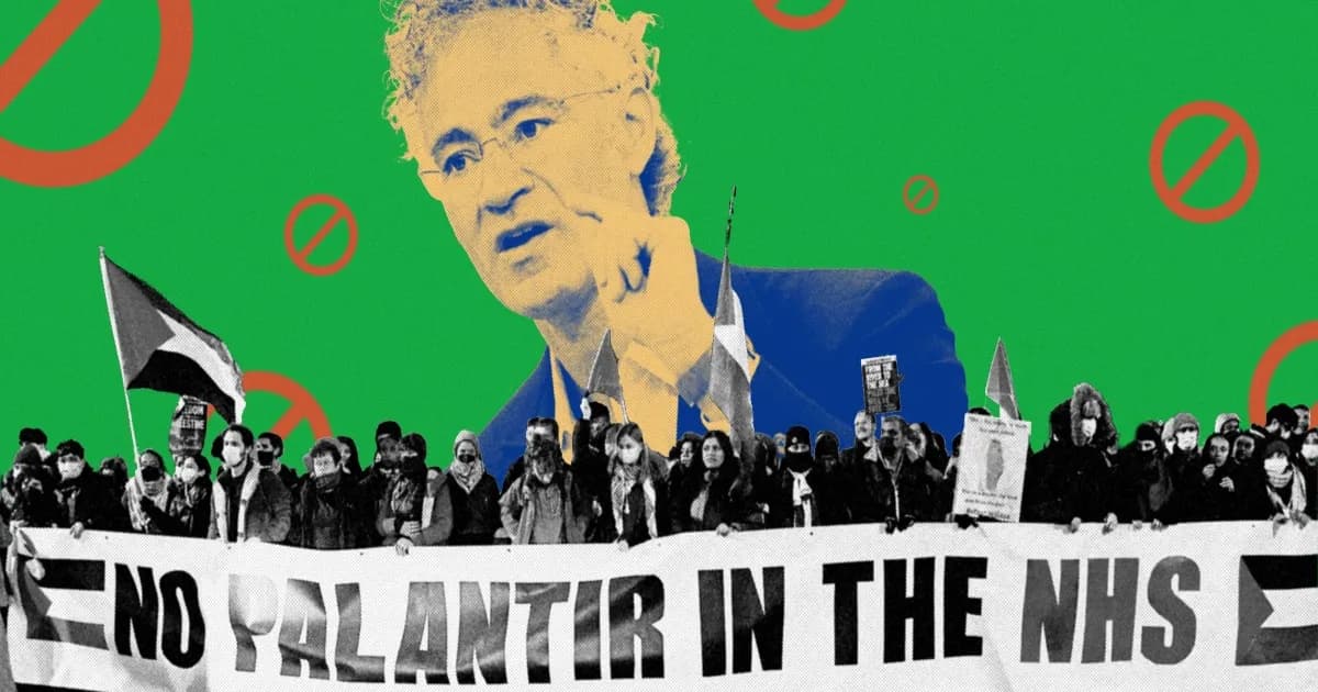 Ilustrasi logo Palantir dengan latar belakang bangunan rumah sakit NHS Inggris