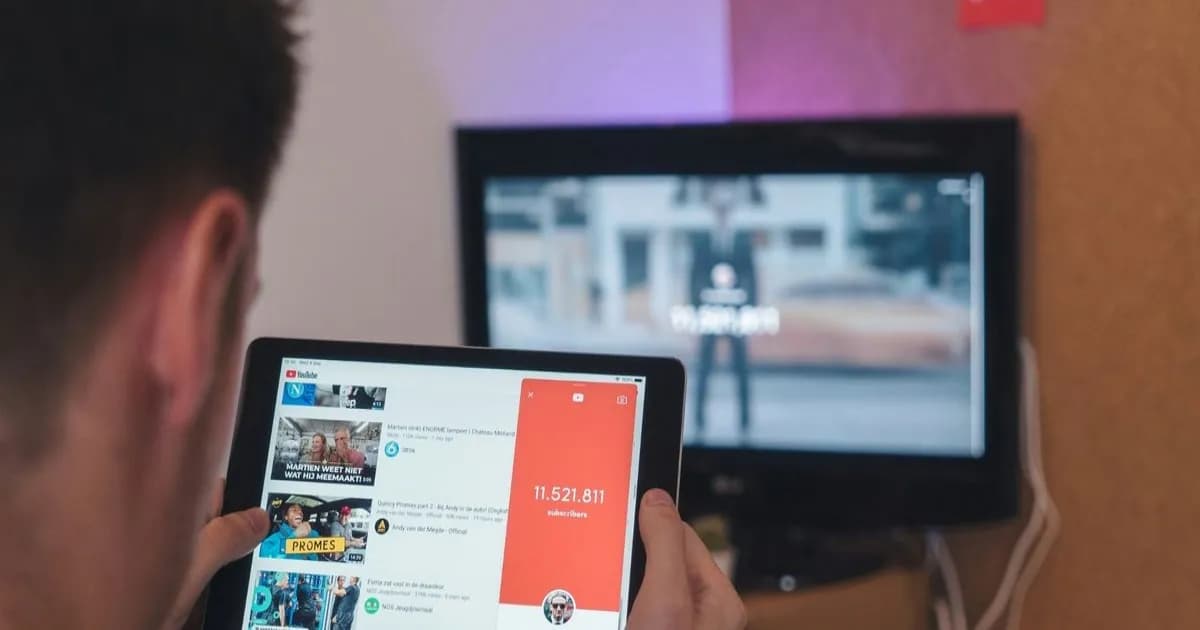 Ilustrasi logo YouTube dengan latar belakang merah