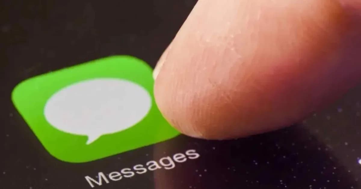 Ilustrasi ikon Apple Messages dengan jari di layar iPhone