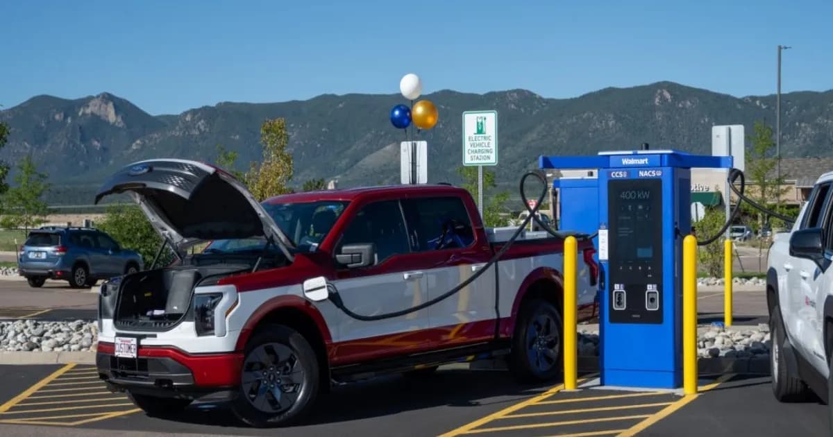 Stasiun pengisian EV Walmart di Monument, Colorado dengan delapan colokan CCS1 dan NACS