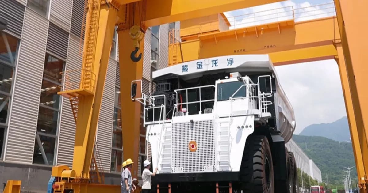 Truk tambang listrik Zijin Longking ZL230E berkapasitas 230 ton di area tambang terbuka