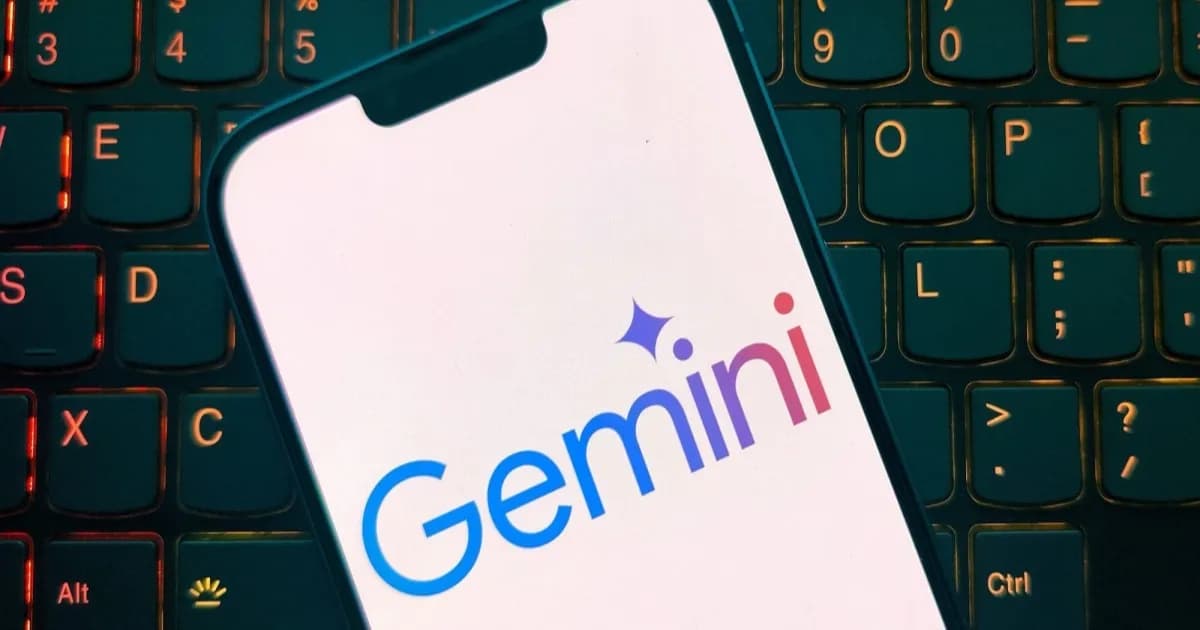 Ilustrasi antarmuka Gemini di layar ponsel dengan latar keyboard