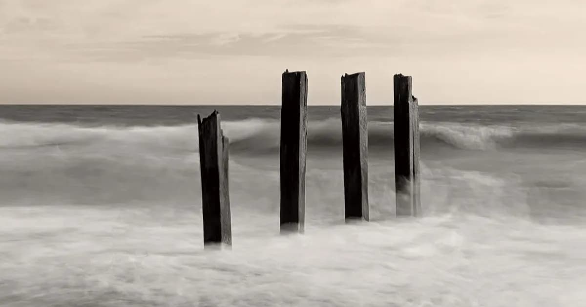 Ilustrasi mode Long Exposure pada Google Pixel untuk memotret air bergerak di pantai