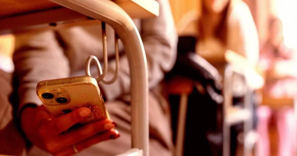 Pelajar menggunakan smartphone untuk mengakses aplikasi AI dalam mengerjakan tugas sekolah